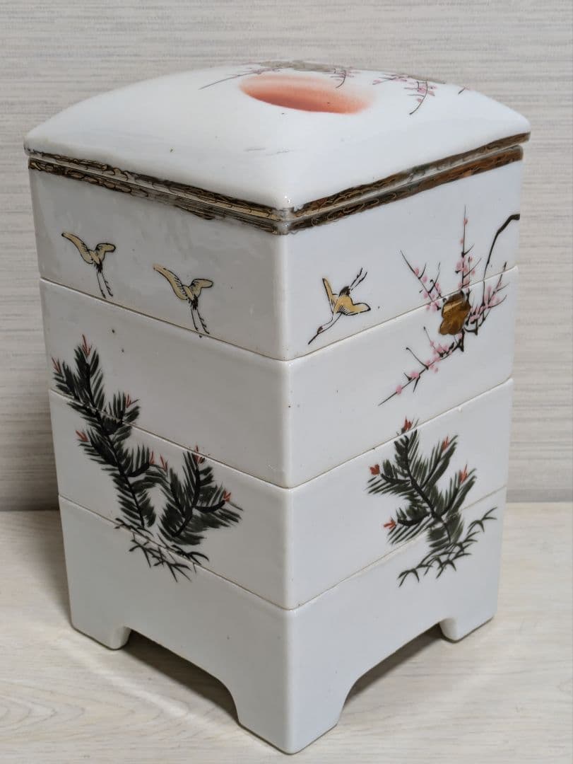 骨董品　大正ロマン　蓋付き四段重　陶器製　金彩松竹梅と旭日鶴飛来