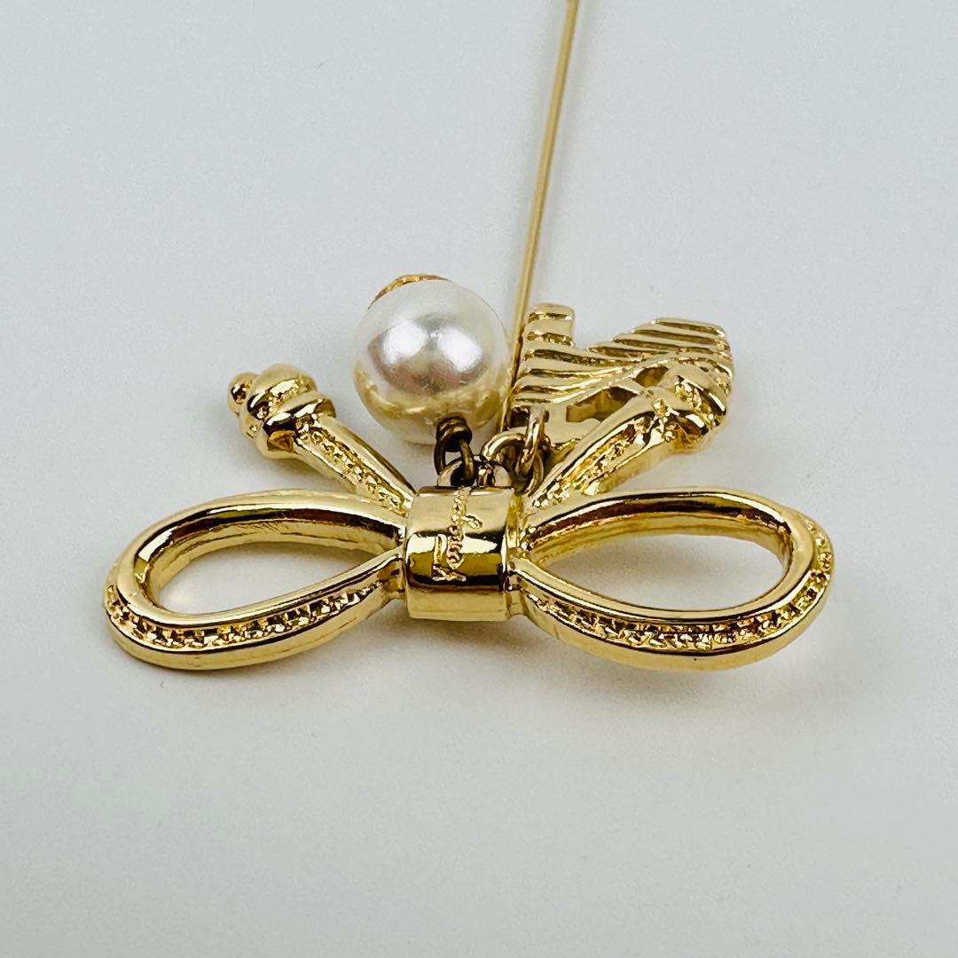 美品　フェラガモ　ゴールドブローチ　ピンブローチ　コサージュ　アクセサリー　ロゴ