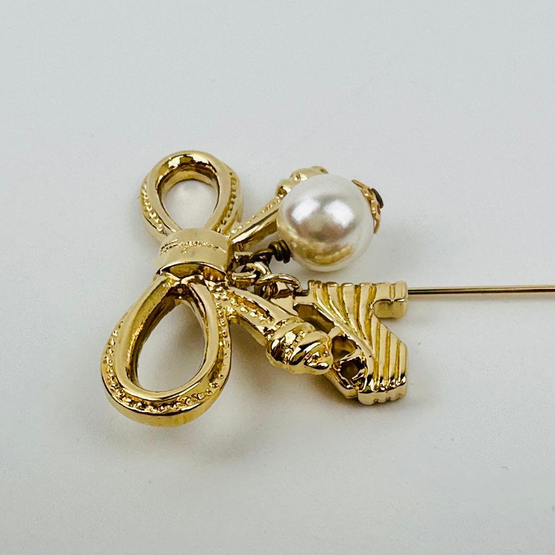 美品　フェラガモ　ゴールドブローチ　ピンブローチ　コサージュ　アクセサリー　ロゴ