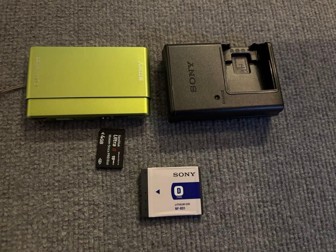 SONYコンパクト デジカメ　Cyber shot DSC-T77