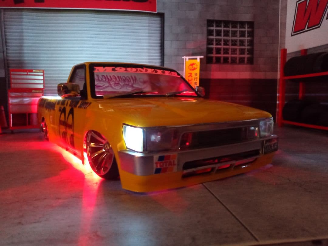 ストリートジャム製 トヨタ ハイラックス80 トラッキン ムーンアイズ仕様♪