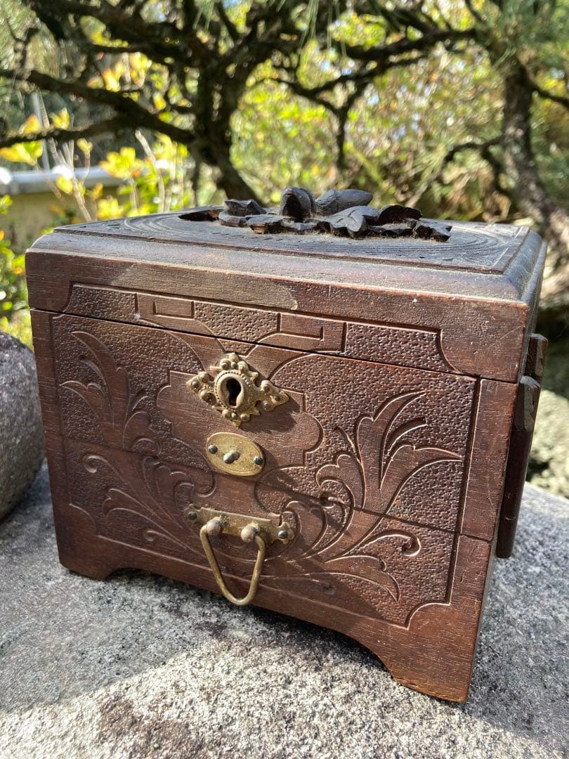 美しいアンティーク　木製　収納ボックス　どんぐりの彫刻　宝物入れ
