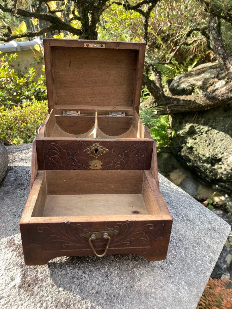 美しいアンティーク　木製　収納ボックス　どんぐりの彫刻　宝物入れ
