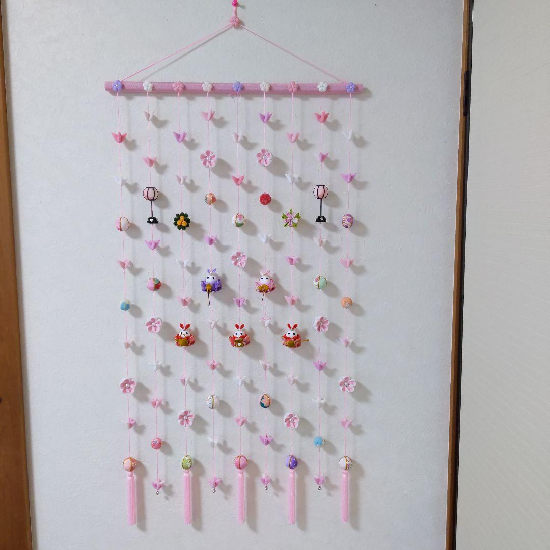ちりめん細工　お花とまりとうさぎ雛の壁掛け下げ飾り(9下げ)