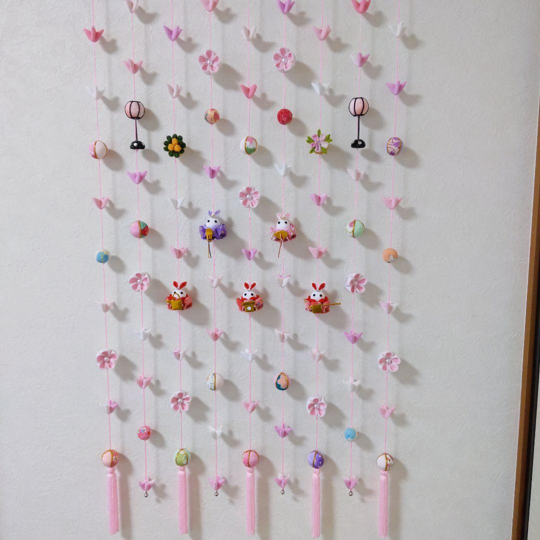 ちりめん細工　お花とまりとうさぎ雛の壁掛け下げ飾り(9下げ)