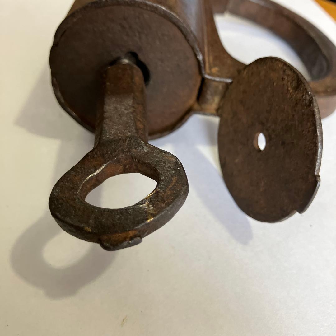 アンティークな鉄製スクリュー式円筒型南京錠（表面には点描幾何学模様）