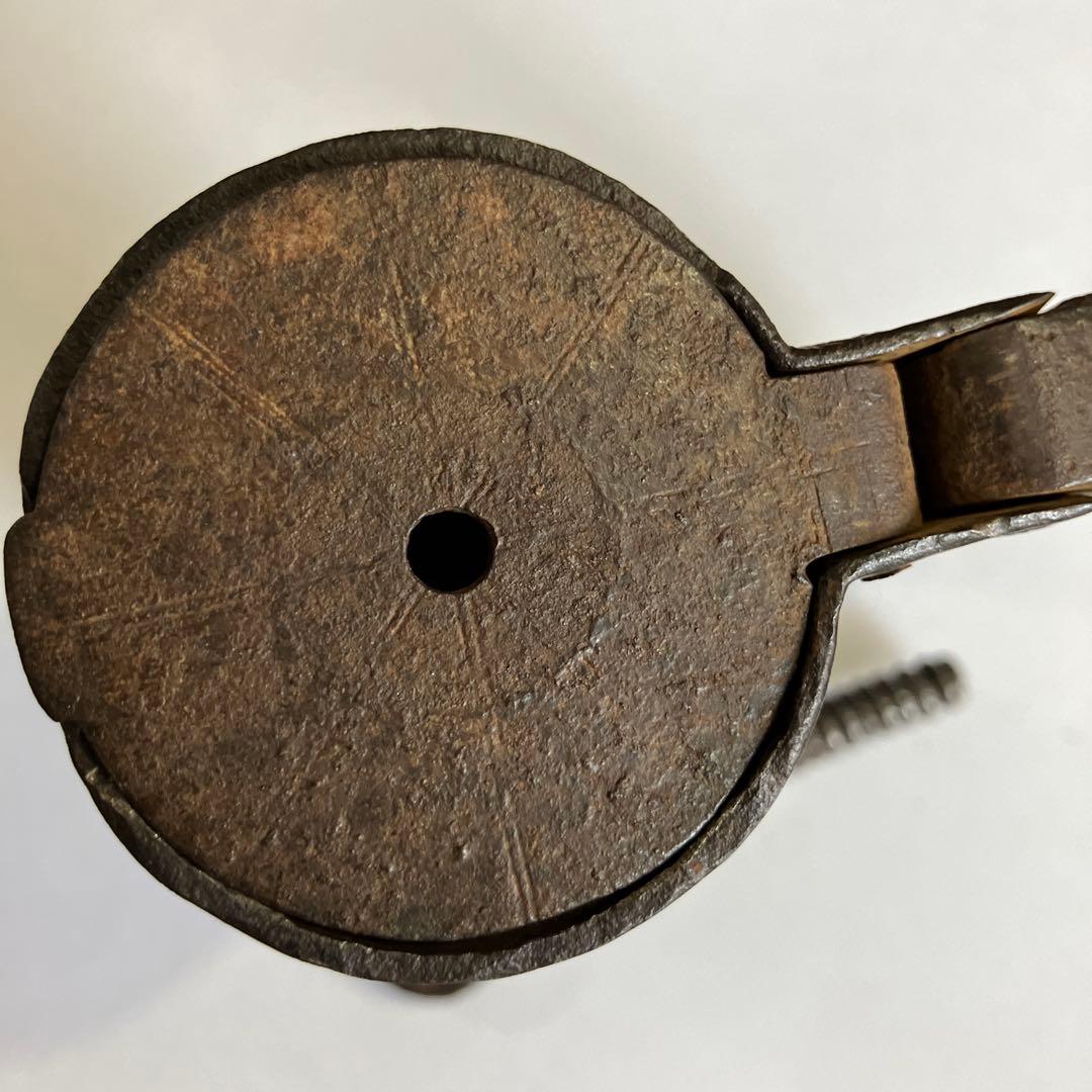 アンティークな鉄製スクリュー式円筒型南京錠（表面には点描幾何学模様）