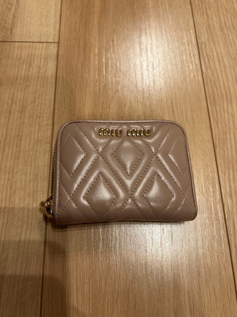Miu Miu ピンクベージュ キルティング折り財布