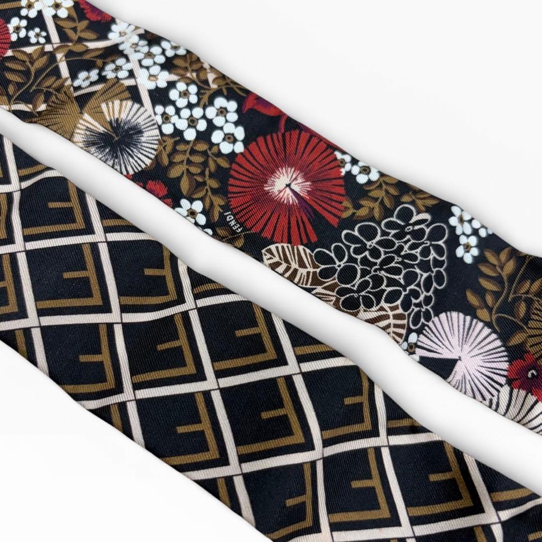 FENDI　フェンディ　ズッカ柄　FFロゴ　ラッピー　赤色　マルチカラー