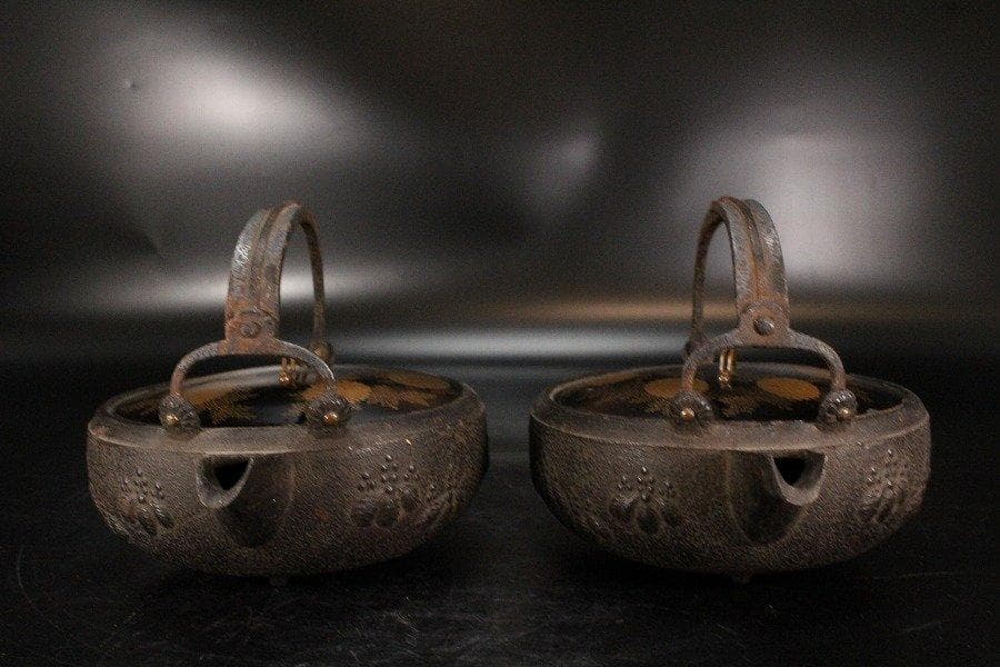 鉄瓶 扇子形持手 銀象嵌 桐地紋 銚子 一対 蒔絵蓋 大名道具 旧家蔵出