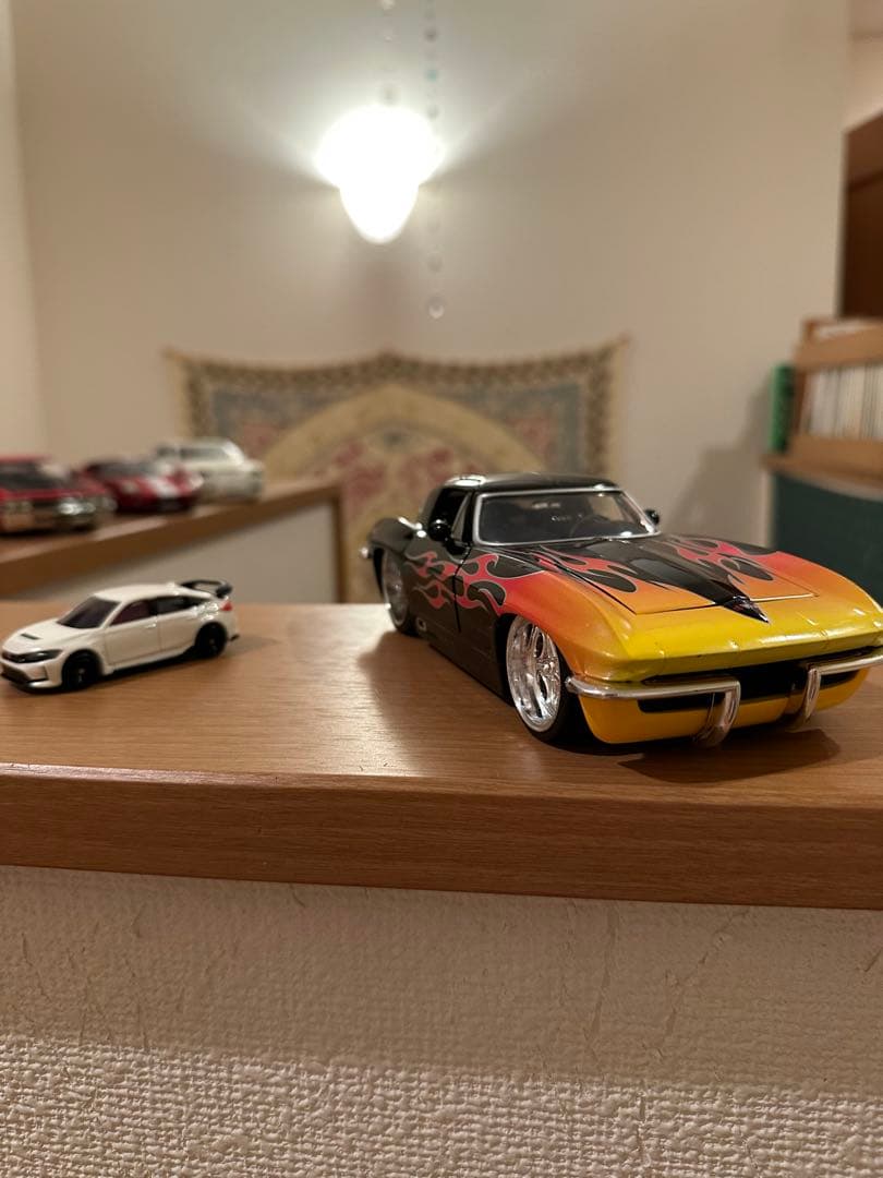 1/24コルベット ミニカー 黒とオレンジのフレイムデザイン