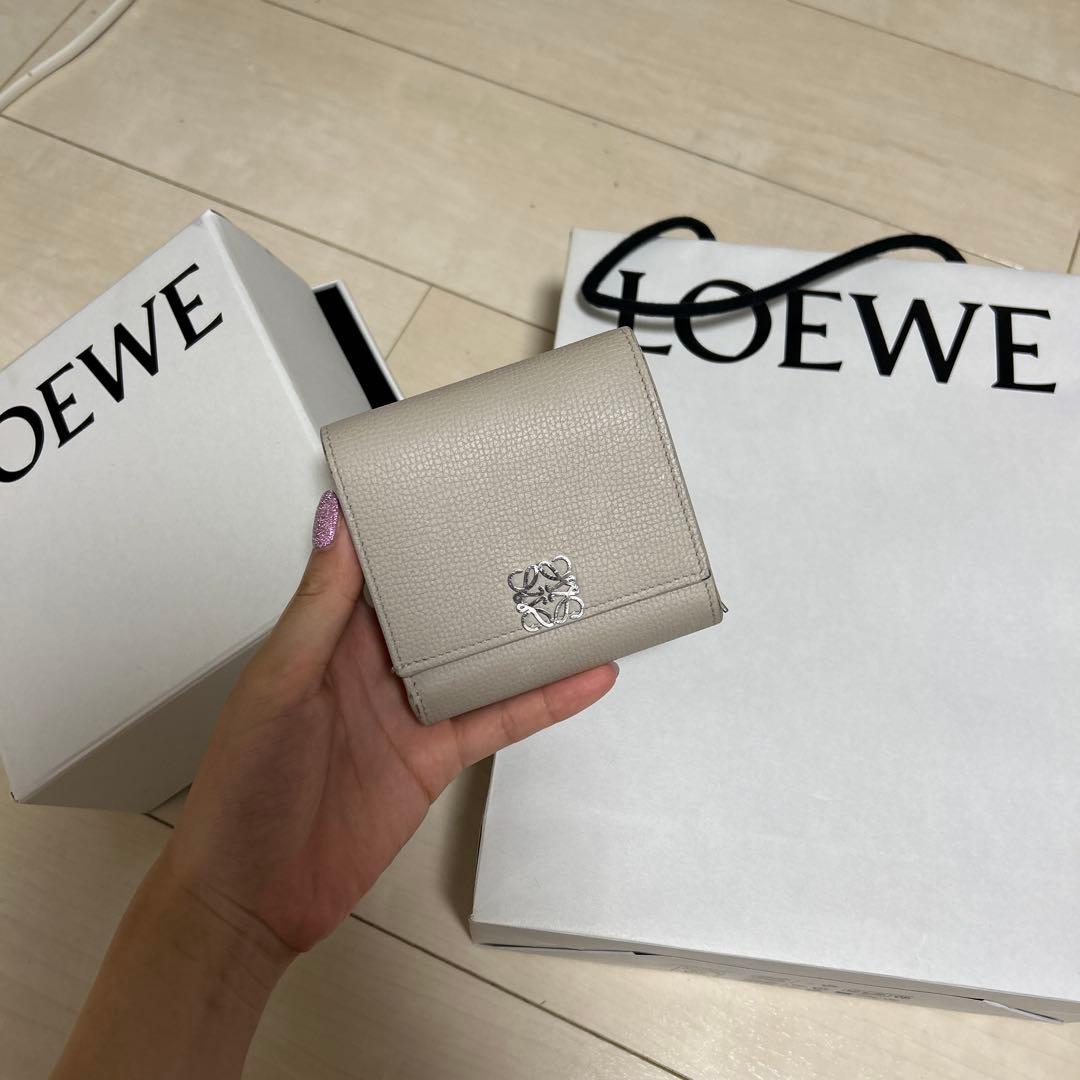 ロエベ 二つ折り財布 アナグラム コンパクト フラップウォレット ライトゴースト