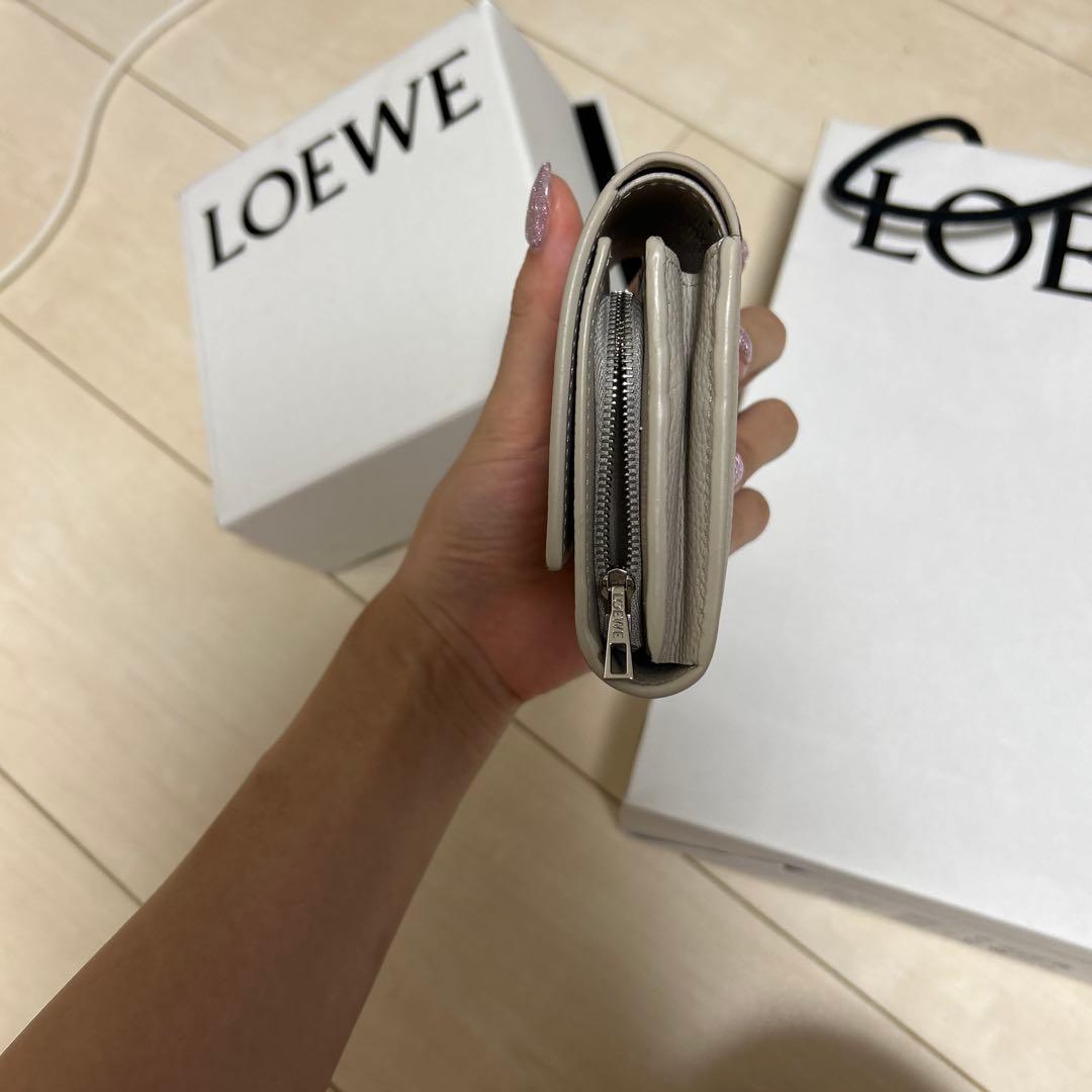 ロエベ 二つ折り財布 アナグラム コンパクト フラップウォレット ライトゴースト