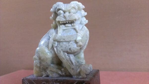 ネフライト彫刻　玉石獅子台座付置物　翡翠