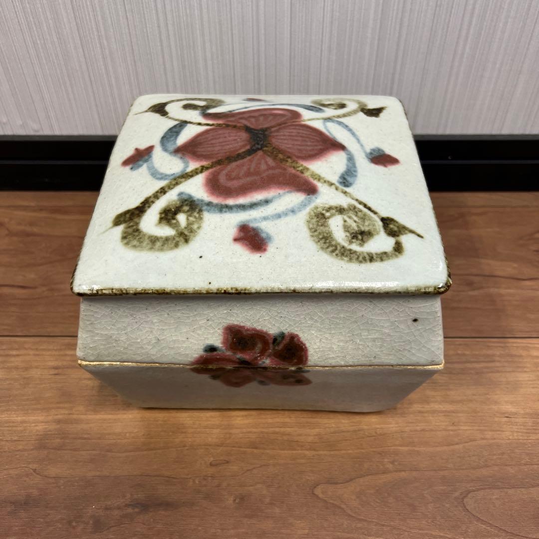 花模様の陶器の四角い箱