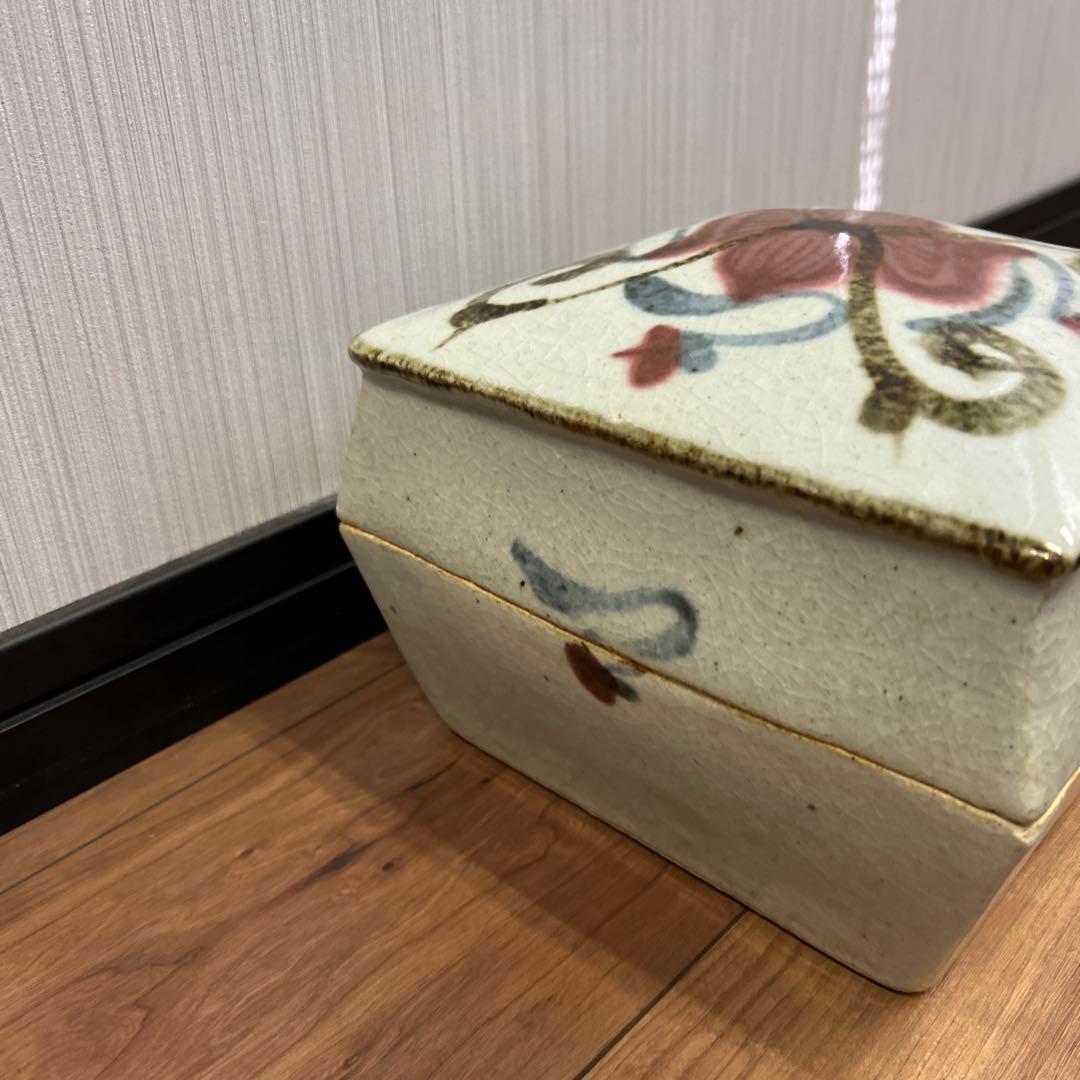 花模様の陶器の四角い箱