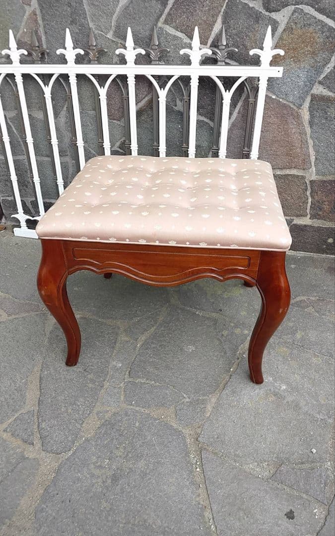 青商品です。　海外ビンテージスツール猫脚