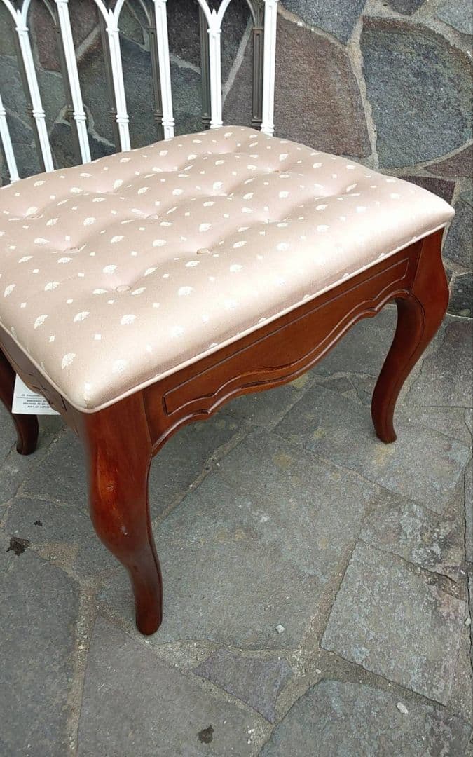 青商品です。　海外ビンテージスツール猫脚