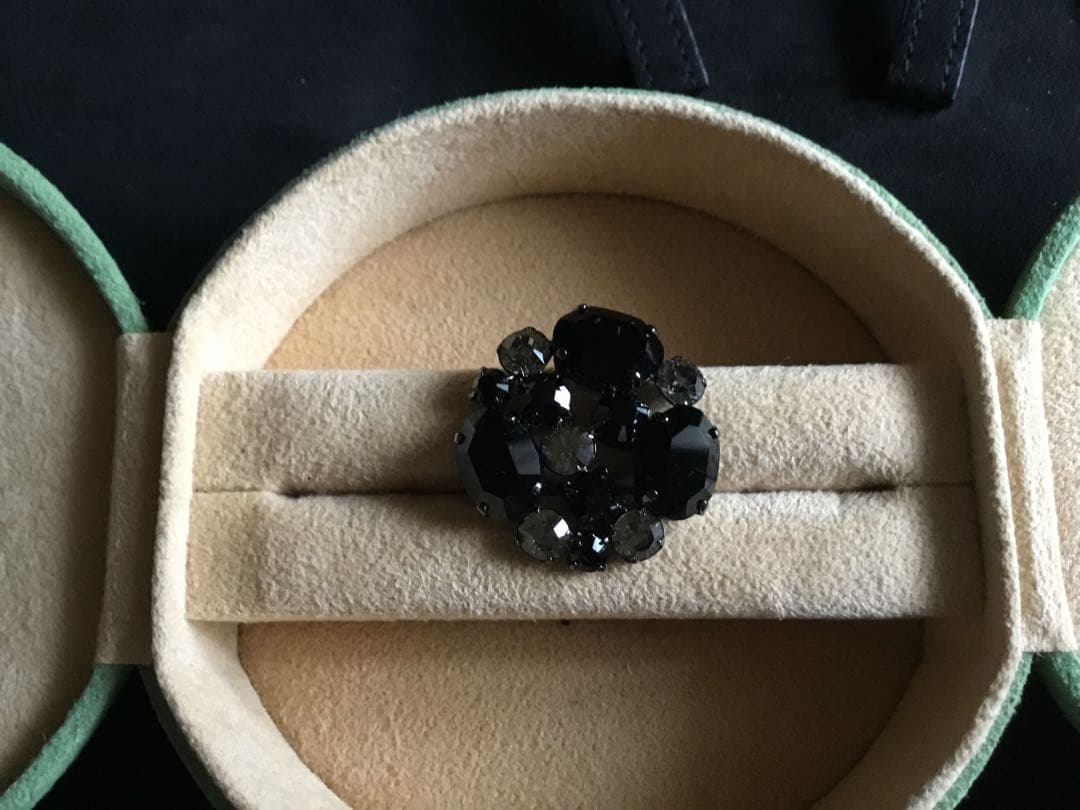 FOXEY 漆黒の輝きが美しい！クリスタルブローチ