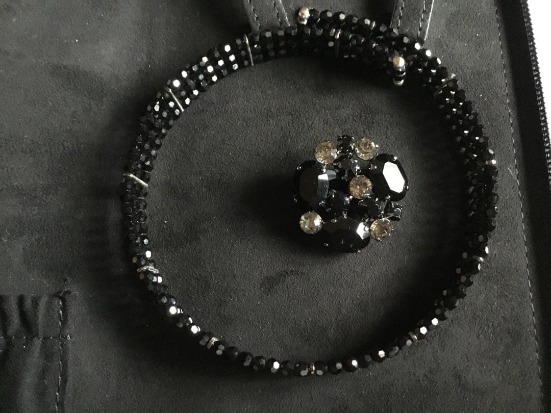 FOXEY 漆黒の輝きが美しい！クリスタルブローチ