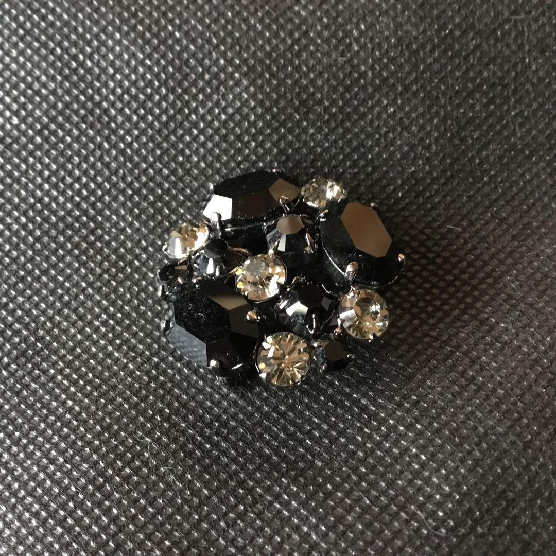 FOXEY 漆黒の輝きが美しい！クリスタルブローチ