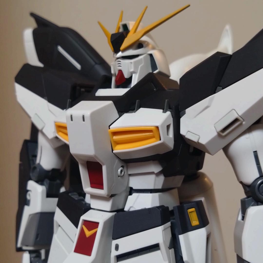 MG 1/100 Hi-νガンダム ver.ka（一部塗装）