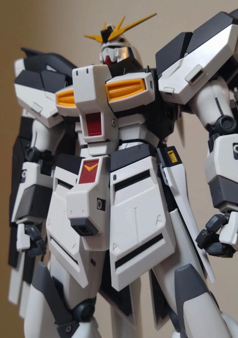 MG 1/100 Hi-νガンダム ver.ka（一部塗装）