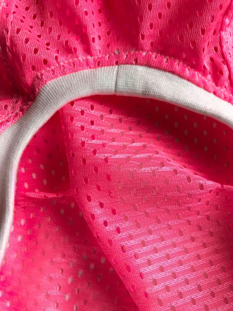 蛍光ピンクメッシュのタンクトップ　イタグレ服　犬服　ハンドメイド