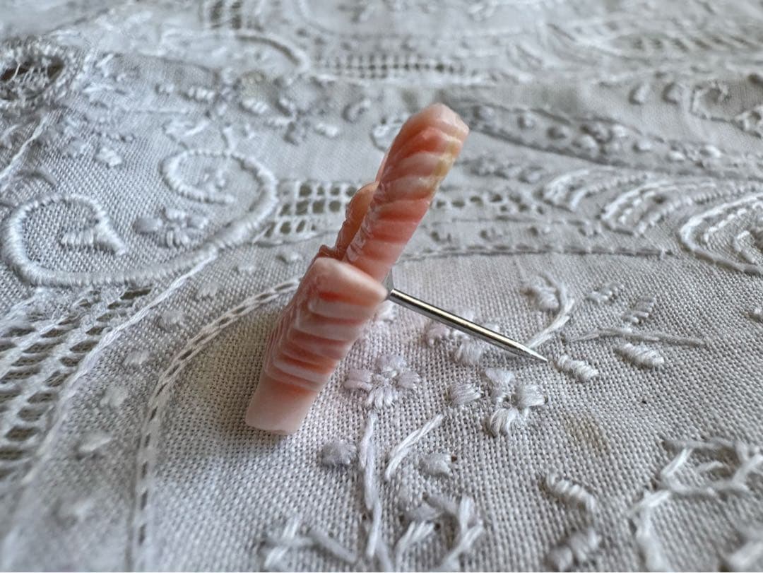 桃珊瑚 寄り添う鳥たち 二羽 小鳥 ブローチ ピンブローチ 天然珊瑚 サンゴ