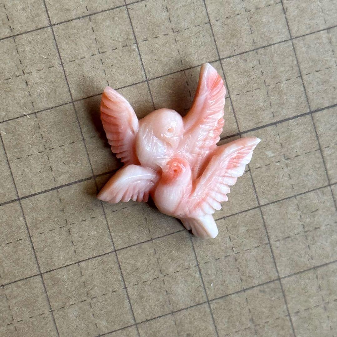 桃珊瑚 寄り添う鳥たち 二羽 小鳥 ブローチ ピンブローチ 天然珊瑚 サンゴ