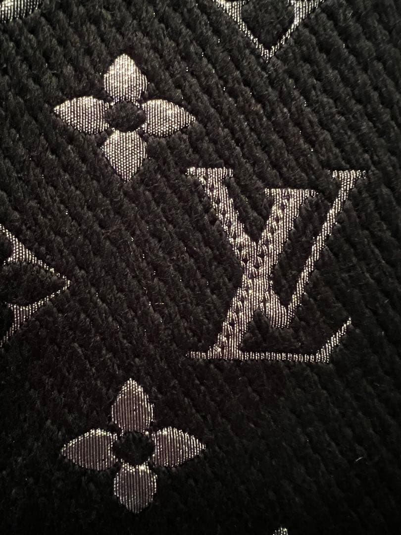 【未使用】Louis Vuitton（ルイヴィトン）ブラック　マフラー　ロゴあり