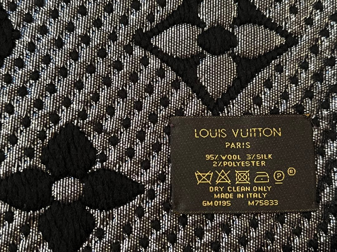 【未使用】Louis Vuitton（ルイヴィトン）ブラック　マフラー　ロゴあり