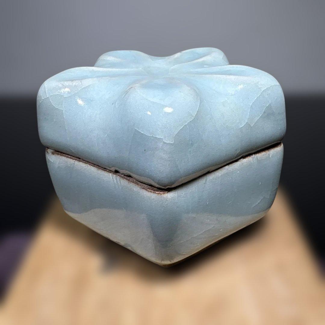 真作　初代宇野宗甍　青磁桔梗香合　高さ約5センチ、経約6センチ