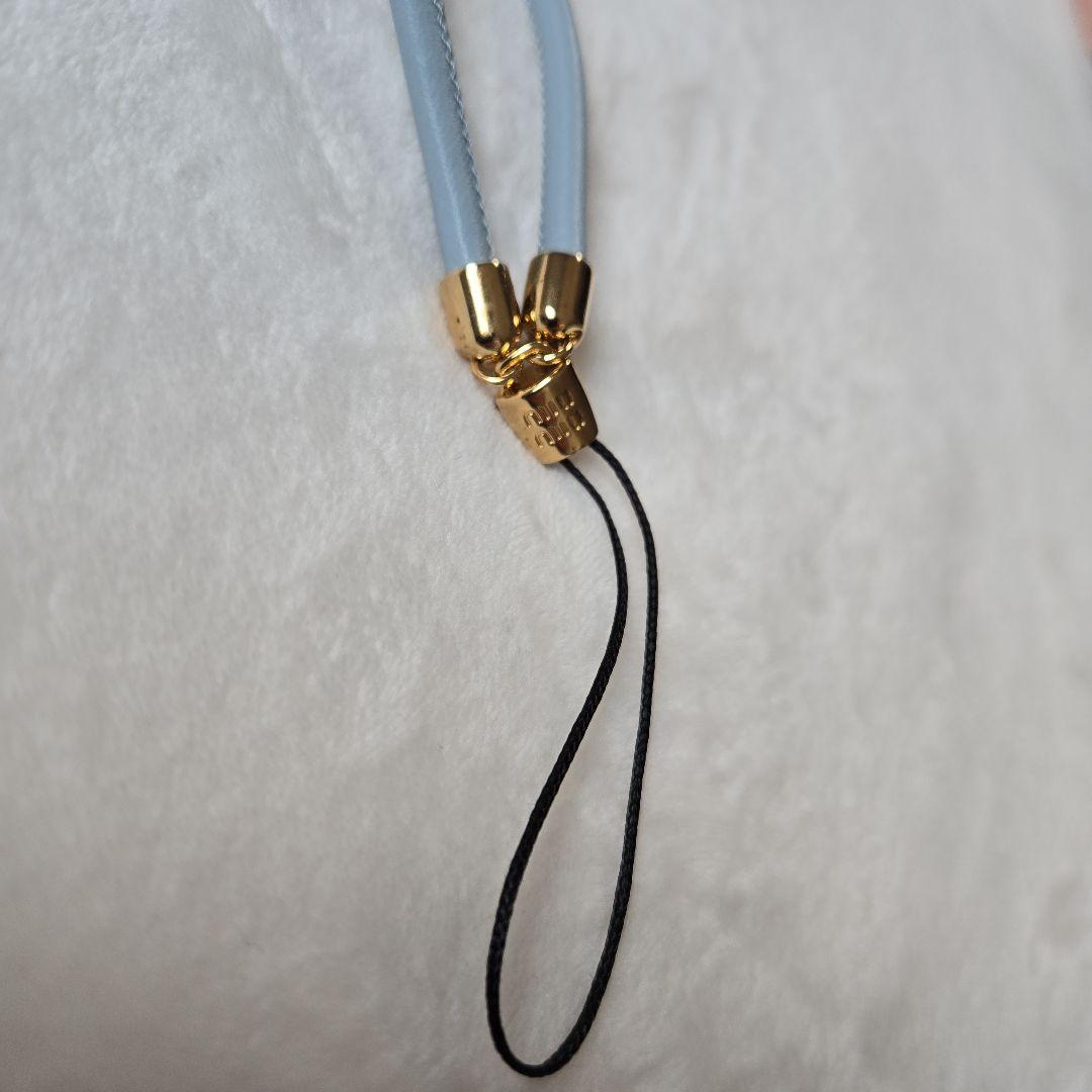 miu miu スマホストラップ 水色