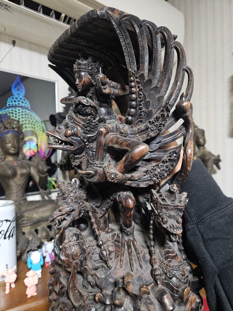 ヴィシュヌ神とガルーダの置物