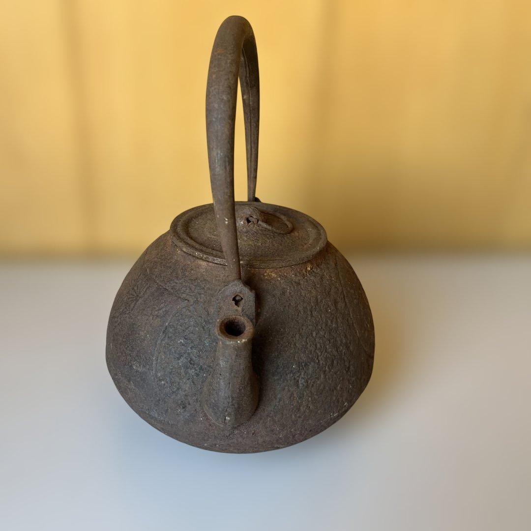 鉄瓶　骨董品　松　竹　梅　図　鉄蓋遊環摘　水漏れ　無し