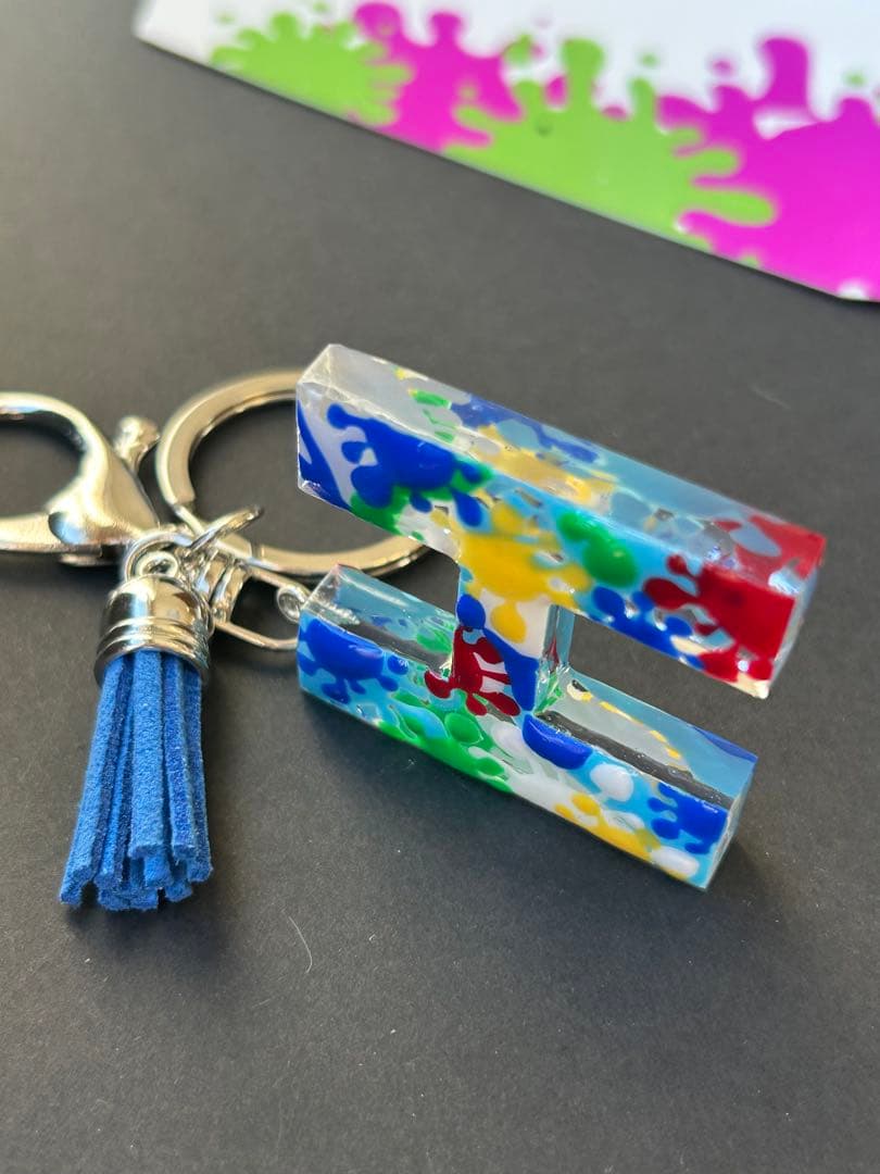 白と青の世界　イニシャルキーホルダー　　スプラッシュ　ハンドメイド