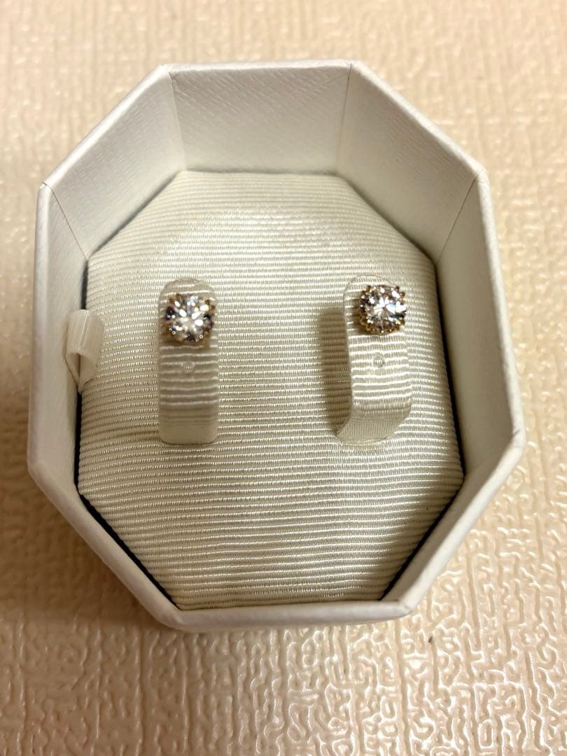 【新品・未使用】スワロフスキーStilla スタッドピアス　ゴールド