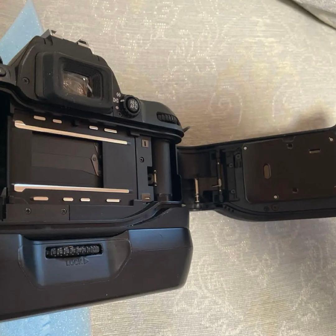 Nikon F80D MB-16付き