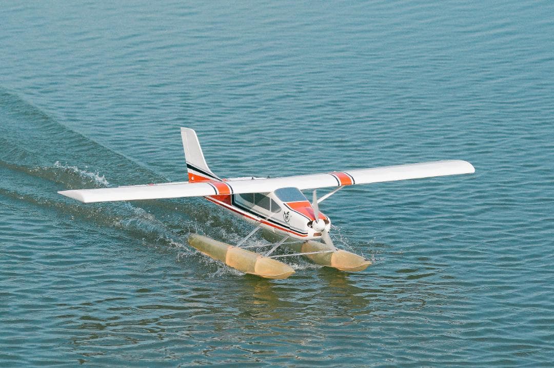 ラジコン飛行機　水上機　セスナ182セミスケール電動機　フロートプレーン