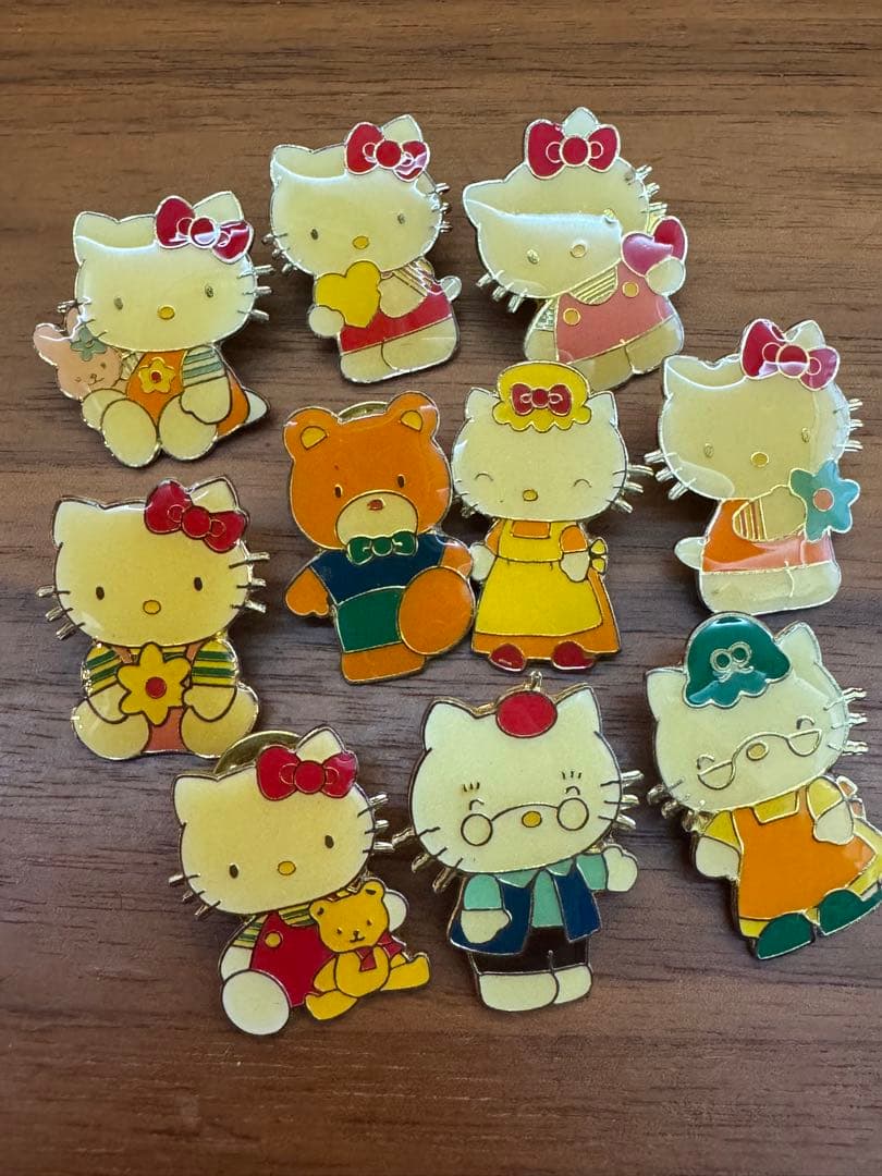 ハローキティのヴィンテージ系ピンバッジ1976・1997年表記