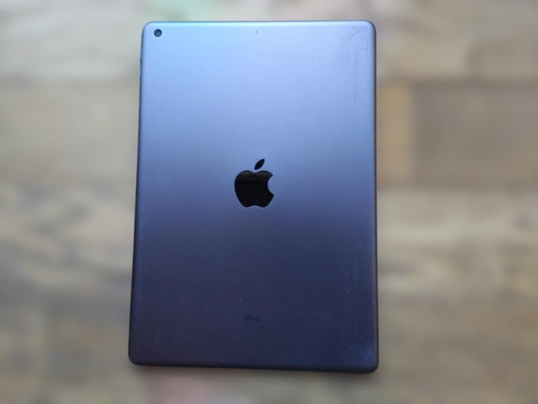 Apple iPad スペースグレー 本体　（第8世代）