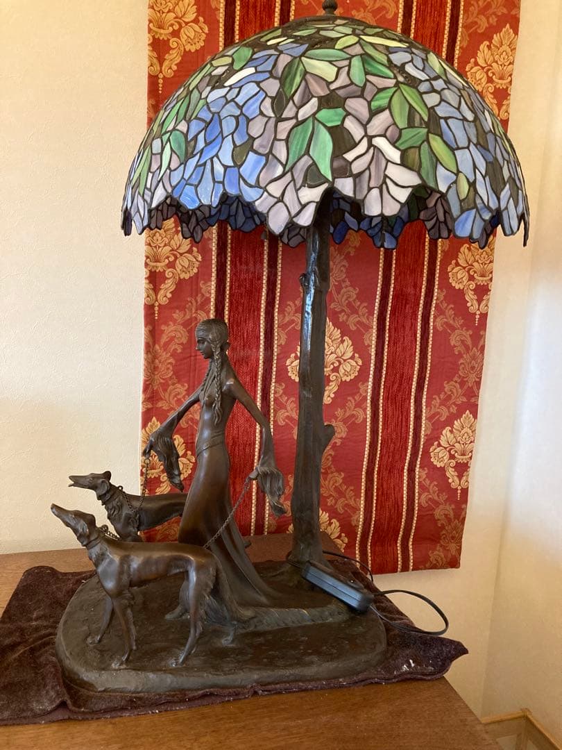 ステンドグラス　ブロンズ製女性と犬の彫刻ランプ