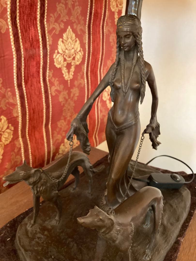 ステンドグラス　ブロンズ製女性と犬の彫刻ランプ