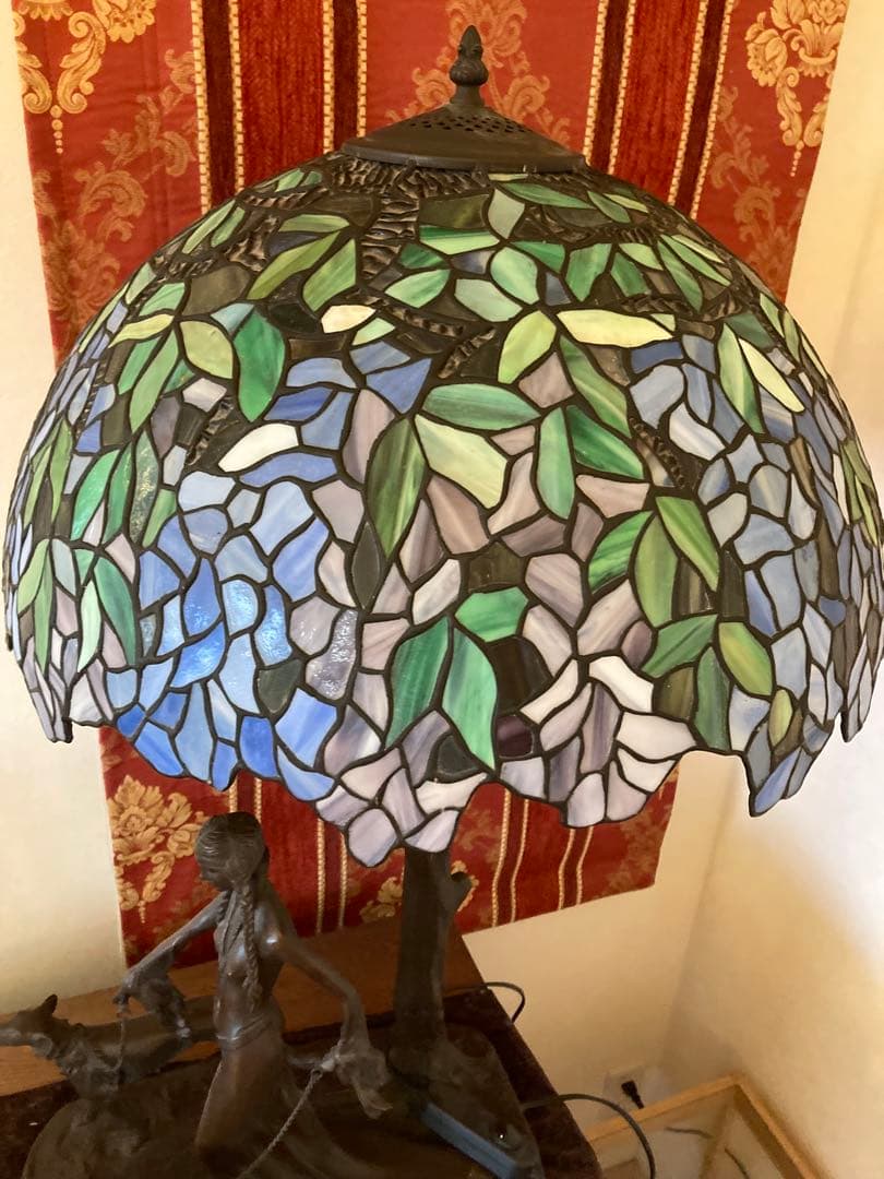 ステンドグラス　ブロンズ製女性と犬の彫刻ランプ