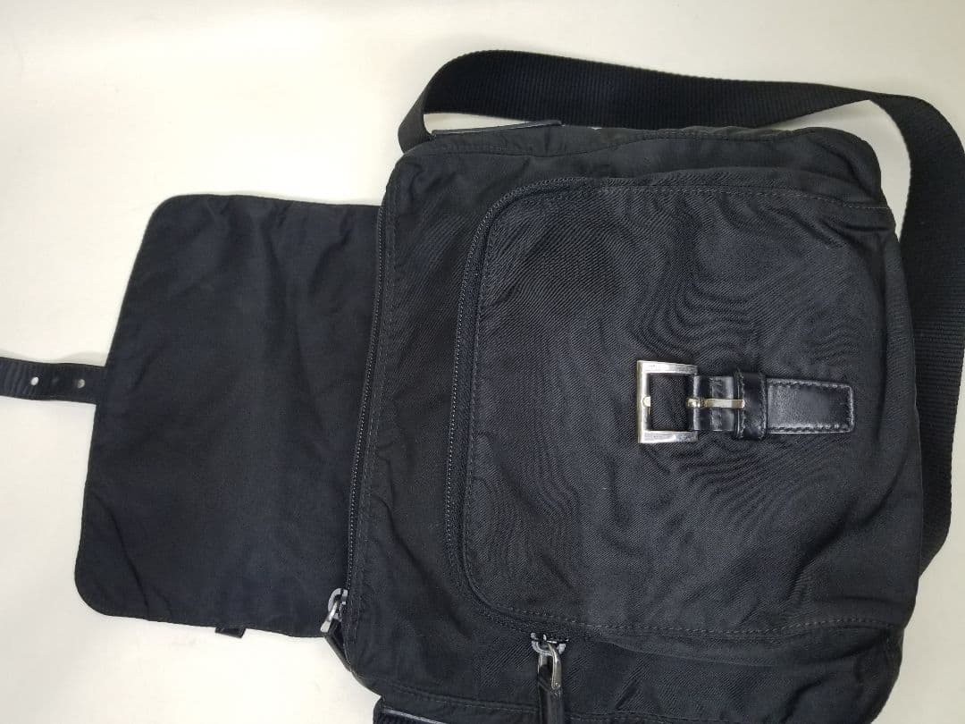 PRADA ブラック ショルダーバッグ 三角プレート 斜め掛け ナイロン