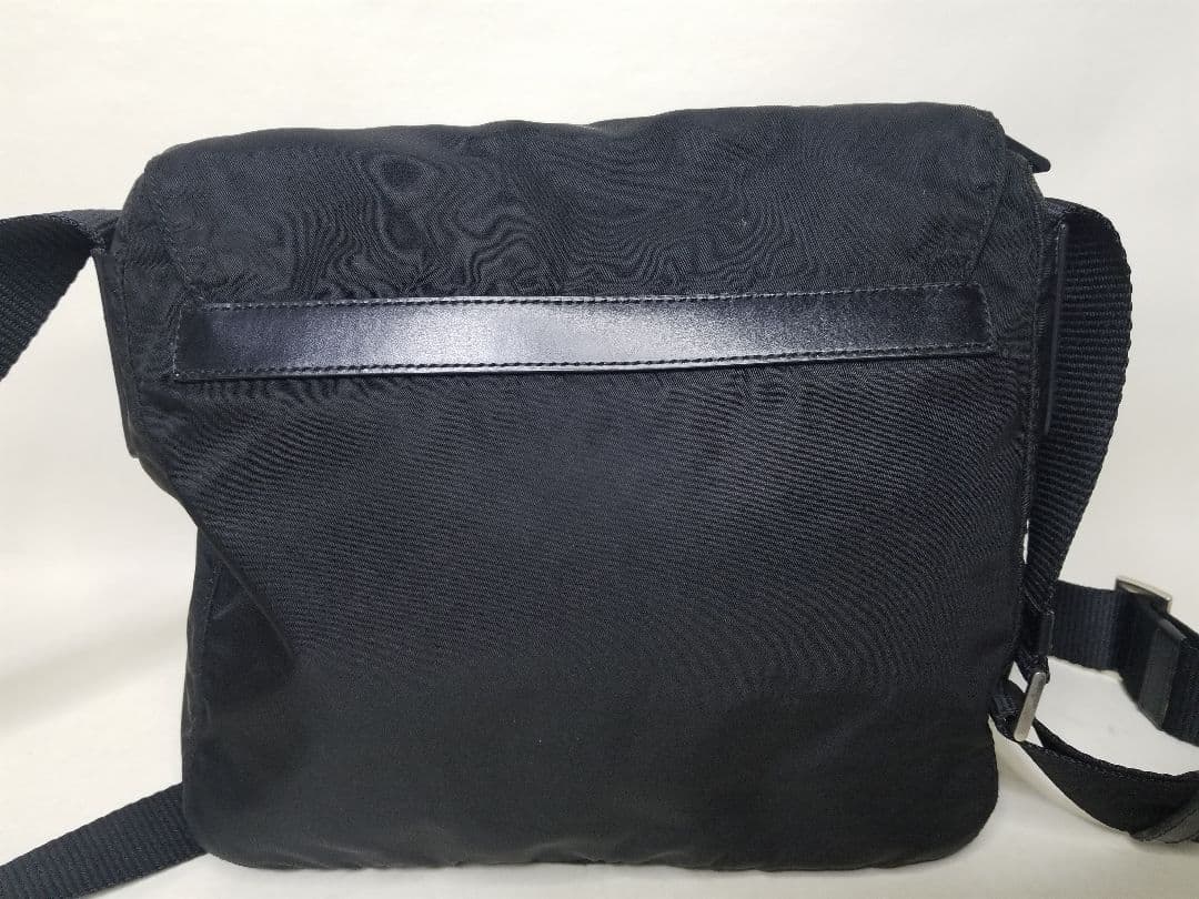 PRADA ブラック ショルダーバッグ 三角プレート 斜め掛け ナイロン