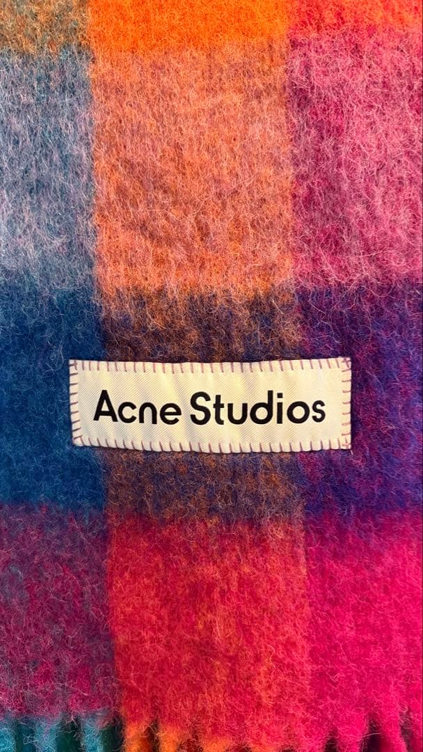 アクネ　マフラー