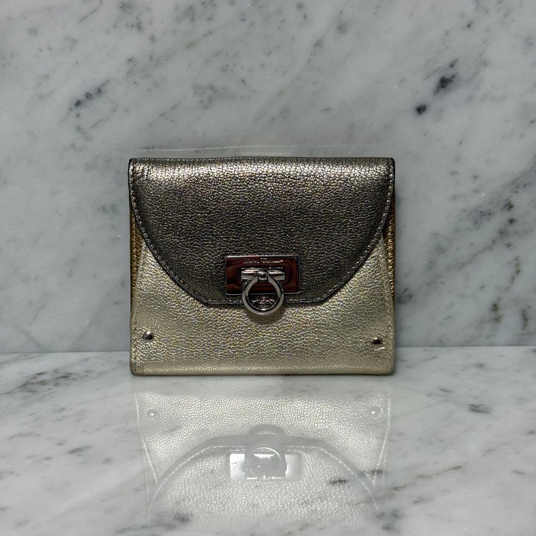 サルヴァトーレフェラガモ ゴールド シルバー 二つ折り財布 ガンチーニ