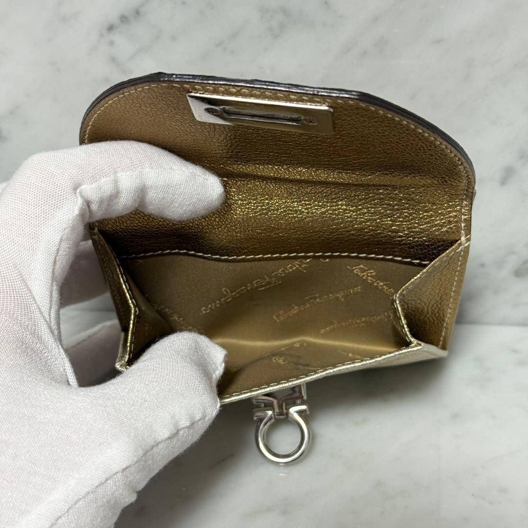 サルヴァトーレフェラガモ ゴールド シルバー 二つ折り財布 ガンチーニ